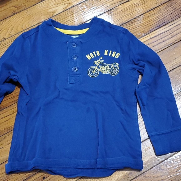 2 long sleeve shirts - Picture 2 of 3